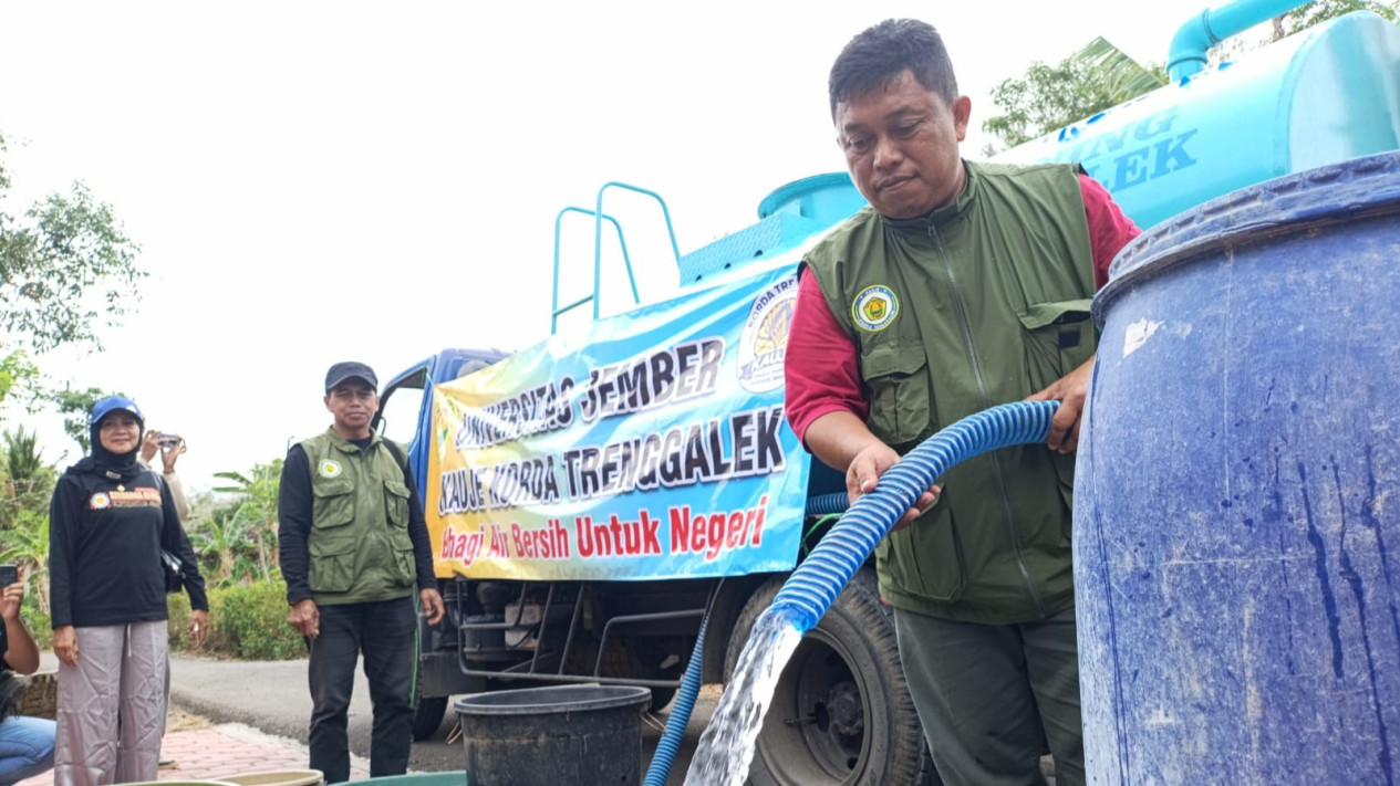 Kekeringan di Trenggalek, Dua Truk Tangki Air Bersih Disalurkan ke Warga Kedungsigit
            - galeri foto
