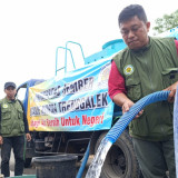 Kekeringan di Trenggalek, Dua Truk Tangki Air Bersih Disalurkan ke Warga Kedungsigit