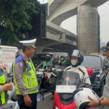 Hari Kedua Operasi Patuh Jaya 2026, Hadiah Helm Dibagikan ke Pengendara Motor Beratribut Lengkap di Fatmawati