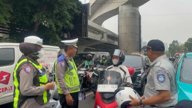 Hari Kedua Operasi Patuh Jaya 2026, Hadiah Helm Dibagikan ke Pengendara Motor Beratribut Lengkap di Fatmawati