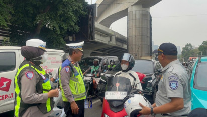 Hari Kedua Operasi Patuh Jaya 2026, Hadiah Helm Dibagikan ke Pengendara Motor Beratribut Lengkap di Fatmawati