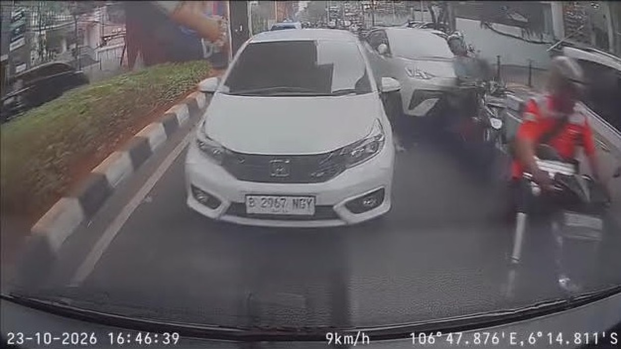 Pengemudi Mobil Listrik Lindas Ojol Jadi Tersangka, Kapolri Jamin Penanganan Medis dan Moril Korban
            - galeri foto