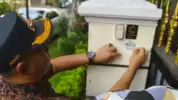 Ratusan Rumah di Jakarta Barat Dipasang Stiker “Rumah Memilah”, Warga Kini Punya Tanggung Jawab Baru