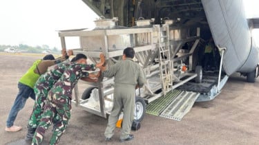Pakai Hercules, TNI AU 'Ciptakan' Hujan untuk Melawan Karhutla di Sumsel
