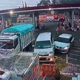 Hilang Kendali, Minibus di Lamongan Tabrak 3 Sepeda Motor dan Ambulans di SPBU