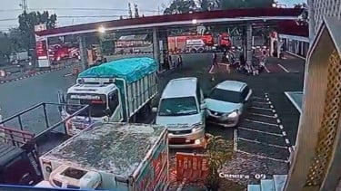 Hilang Kendali, Minibus di Lamongan Tabrak 3 Sepeda Motor dan Ambulans di SPBU