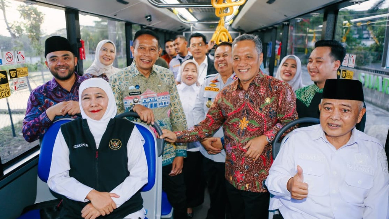 Gubernur Khofifah Resmikan Bus Trans Jatim Koridor II Malang Raya, Gratis Sepekan untuk Masyarakat dan Semua Koridor bagi Penyandang Disabilitas
            - galeri foto