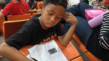 Kisah Bumi, Bocah yang Viral Nonton Persija Jakarta Sambil Nugas Sekolah dari Tribun JIS