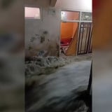 Viral Detik-Detik Tanggul Sungai Cikalintu Jebol, Ratusan Warga Bandung Terdampak