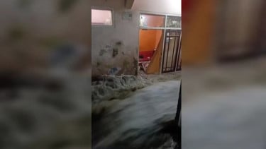 Viral Detik-Detik Tanggul Sungai Cikalintu Jebol, Ratusan Warga Bandung Terdampak
