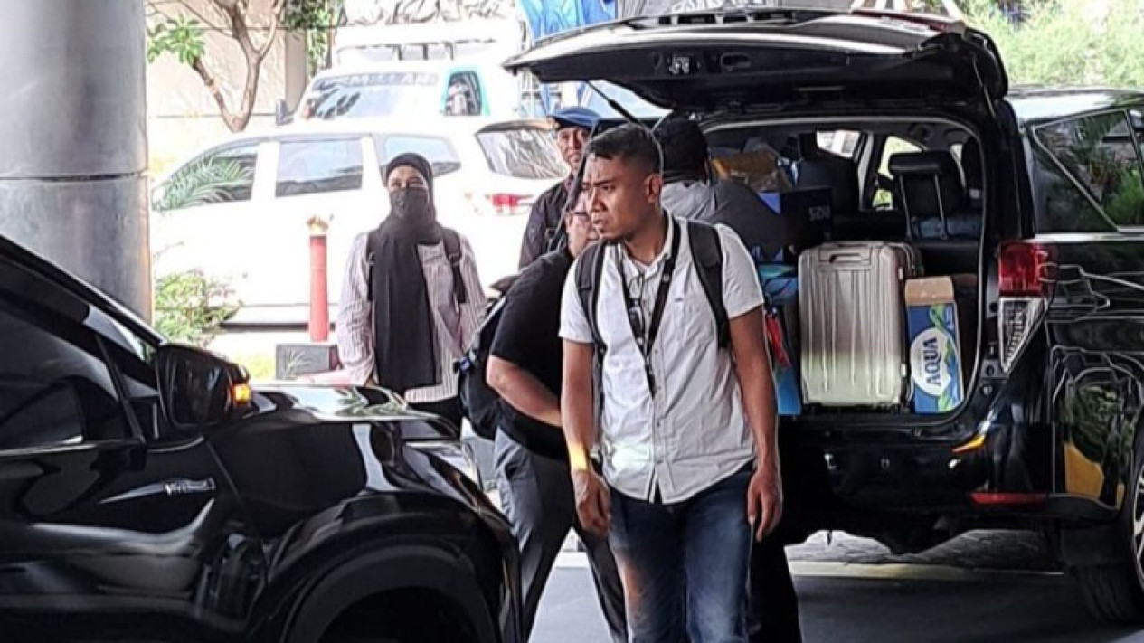 Hasil Penggeledahan Kantor Bea Cukai Semarang, KPK Sita Dokumen hingga Uang
            - galeri foto